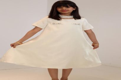 صورة فستان بيج مع الؤلؤ على العنق